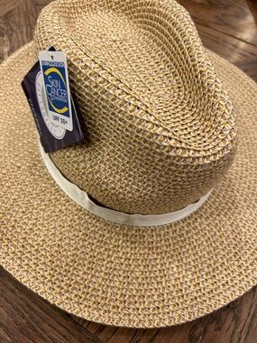 NWT Wallaroo Straw Sun Hat with Cream Band - UPF 50+
